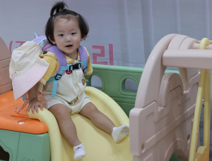 “등하원 도우미 구합니다”…‘아이돌봄’ 기다리다 지친 서울시 엄마들