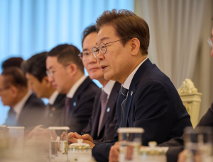 “눈물 닦기 바빠” 李대통령, 장남 혼사 무사히 치렀다…소년공 동료들도 초청