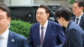 ‘3대 특검’ 임명 후 첫 내란 재판…윤석열, 말 없이 법정으로