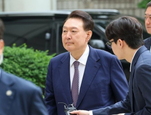‘3대 특검’ 임명 후 첫 내란 재판…윤석열, 말 없이 법정으로