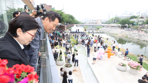 “북한산 보이는 벚꽃길”…‘우이천 수변활력거점’ 개장