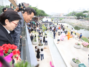 “북한산 보이는 벚꽃길”…‘우이천 수변활력거점’ 개장