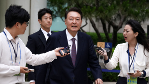 윤석열 “좀 빠져 주실래요”…지지자들에 인사하고 질문에는 침묵