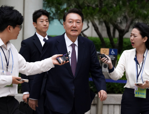 윤석열 “좀 빠져 주실래요”…지지자들에 인사하고 질문에는 침묵