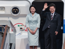 李대통령 부부 출국…‘실용 외교’ 첫발