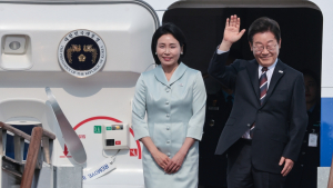 李대통령 부부 출국…‘실용 외교’ 첫발
