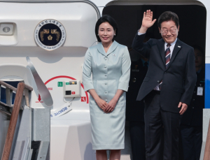 李대통령 부부 출국…‘실용 외교’ 첫발