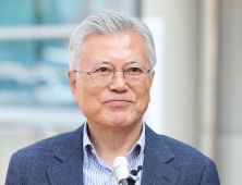 ‘뇌물 혐의’ 문재인 전 대통령, 재판 오늘 시작…文은 불출석