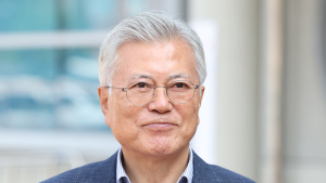 ‘뇌물 혐의’ 문재인 전 대통령, 재판 오늘 시작…文은 불출석