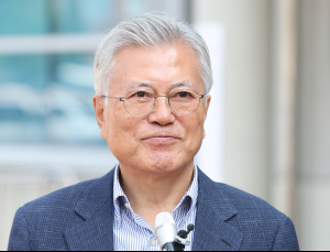 ‘뇌물 혐의’ 문재인 전 대통령, 재판 오늘 시작…文은 불출석