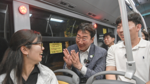 원강수 원주시장, 심야버스 타고 시민들과 소통