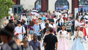 “와도 안사요” 명동 상인의 한숨…숫자만 회복된 中관광객, 소비는 ‘불발’ [현장+]