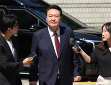 내란특검, 윤석열 재판 첫 출석…尹은 침묵