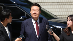 내란특검, 윤석열 재판 첫 출석…尹은 침묵