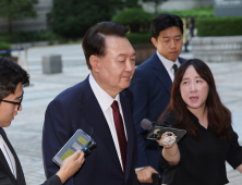 특검 사건 이첩 후 첫 내란 재판…尹 여전히 '묵묵부답'