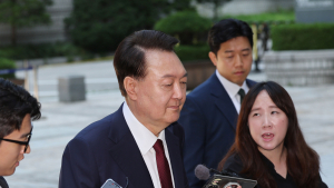 특검 사건 이첩 후 첫 내란 재판…尹 여전히 '묵묵부답'