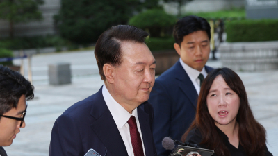 특검 사건 이첩 후 첫 내란 재판…尹 여전히 '묵묵부답'