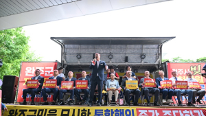 완주군의회 의원들, 김관영 도지사 완주 방문에 전원 삭발 감행