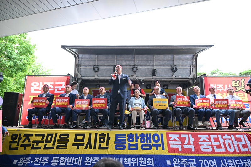 완주군의회 의원들, 김관영 도지사 완주 방문에 전원 삭발 감행