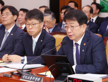 국토부 장관 “가덕신공항 공사 불참 현대건설, 제재 가능한지 확인 중”