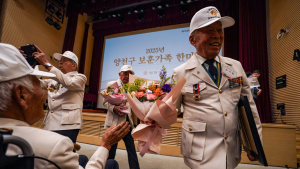 “축하한다‚ 전우야”…‘94세 참전용사’의 격려 [쿠키포토]