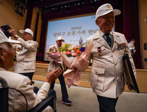 “축하한다‚ 전우야”…‘94세 참전용사’의 격려 [쿠키포토]