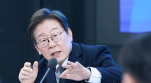 ‘생중계 정치’ 시동 건 李대통령…중재는 직접·소통은 각본없이