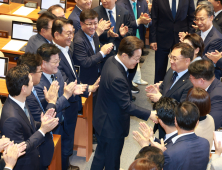 李 취임 첫 시정연설…입장 땐 與·퇴장 땐 野와 악수