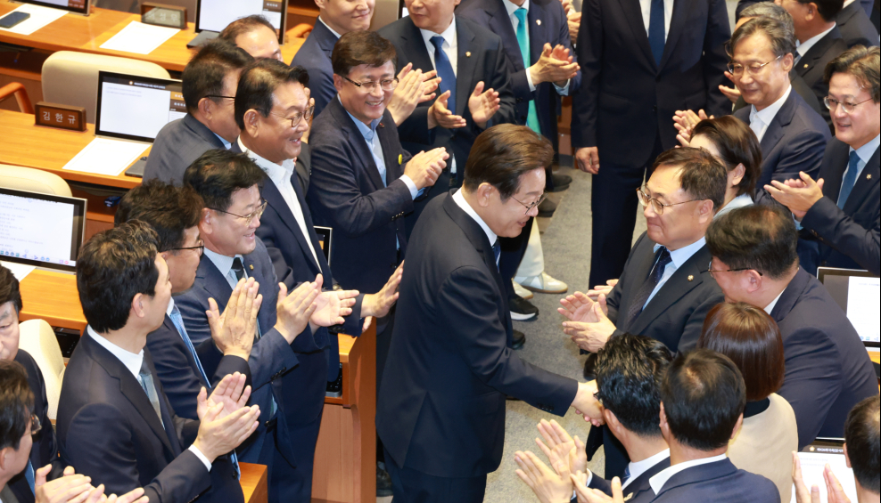 李 취임 첫 시정연설…입장 땐 與·퇴장 땐 野와 악수