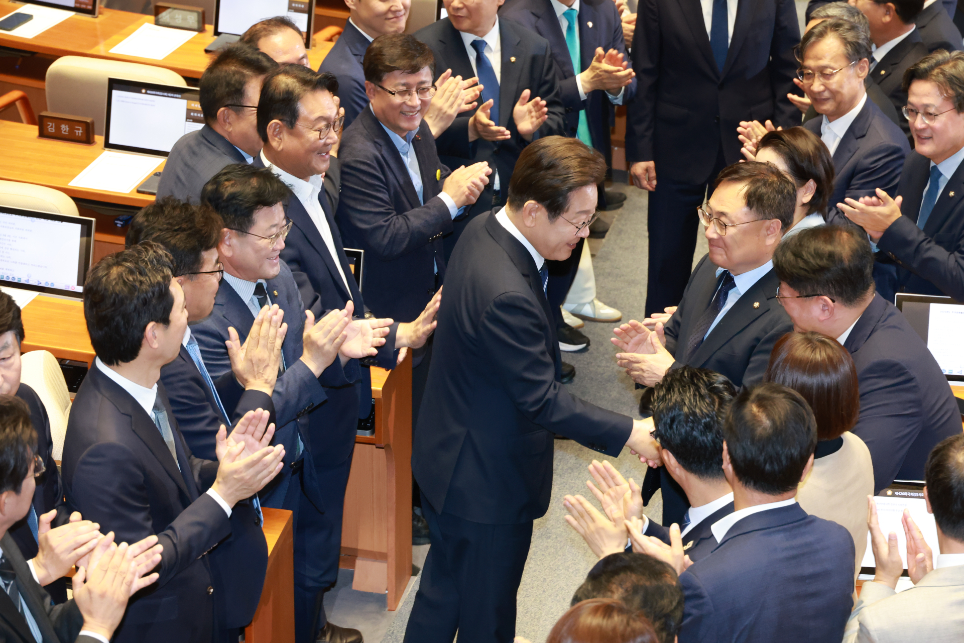 李 취임 첫 시정연설…입장 땐 與·퇴장 땐 野와 악수