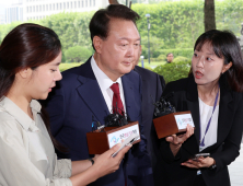 윤석열‚ 내란특검 ‘공개’ 출석…질문엔 묵묵부답