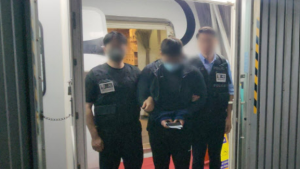 경찰, 20대 리딩사기 총책 강제 송환…111억원 규모