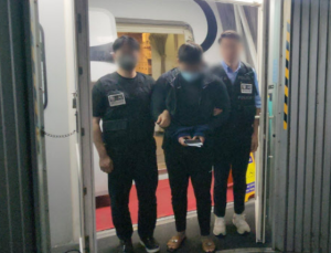경찰, 20대 리딩사기 총책 강제 송환…111억원 규모