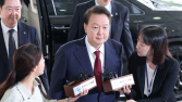 특검 포토라인 선 尹…취재진에 묵묵부답 후 빠르게 조사실로