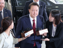 특검 포토라인 선 尹…취재진에 묵묵부답 후 빠르게 조사실로
