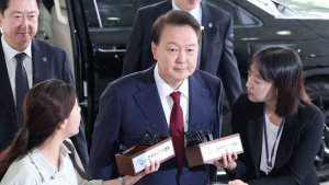 특검 포토라인 선 尹…취재진에 묵묵부답 후 빠르게 조사실로