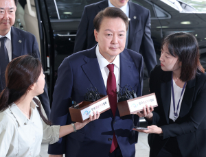 특검 포토라인 선 尹…취재진에 묵묵부답 후 빠르게 조사실로