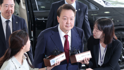 특검 포토라인 선 尹…취재진에 묵묵부답 후 빠르게 조사실로