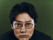 황동혁 감독 “‘오겜’, 날 우쭐하게도 겸손하게도…치아 빠지고 59㎏까지 줄어” [쿠키인터뷰]
