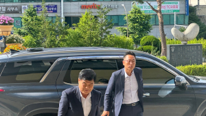 [포토] 구속 6개월 만에 시청 출근하는 심규언 동해시장