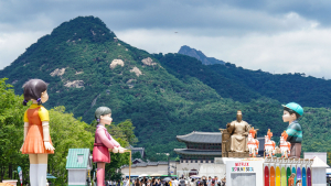 오징어게임 속 7.5m ‘영희’ 광화문 광장에 등장 [쿠키포토]