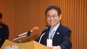 암 투병 이철우 경북지사, 33일 만에 공개 석상