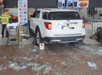 강릉 대관령휴게소 식당가로 SUV 돌진…10명 부상