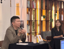 “모든 반전에는 이유가 있다”…계란으로 바위 깬 유승민 회장, ‘원 모어’ 출간 기자간담회 [쿠키 포토]