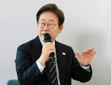 李대통령, 취임 한 달…경제는 보폭 키우고 국정 생중계로 소통 확대