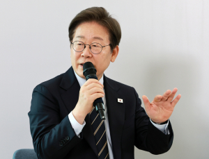 李대통령, 취임 한 달…경제는 보폭 키우고 국정 생중계로 소통 확대