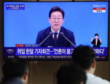 이재명 대통령 첫 기자회견 지켜보는 시민들