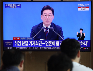 이재명 대통령 첫 기자회견 지켜보는 시민들