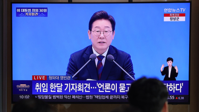 이재명 대통령 첫 기자회견 지켜보는 시민들