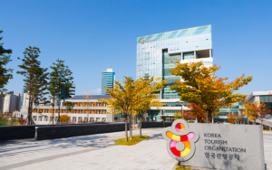 해마다 닮은꼴 행사…‘K관광’ 선도할 혁신 동력 찾으려면 [관광공사는 지금③]